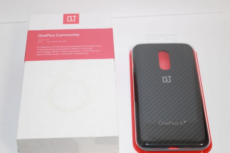 Oneplus 6T 箱の外観とバンパーケース（カーボン）