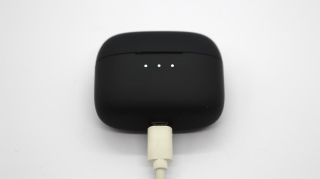充電ケース込みで20時間のバッテリー持ち