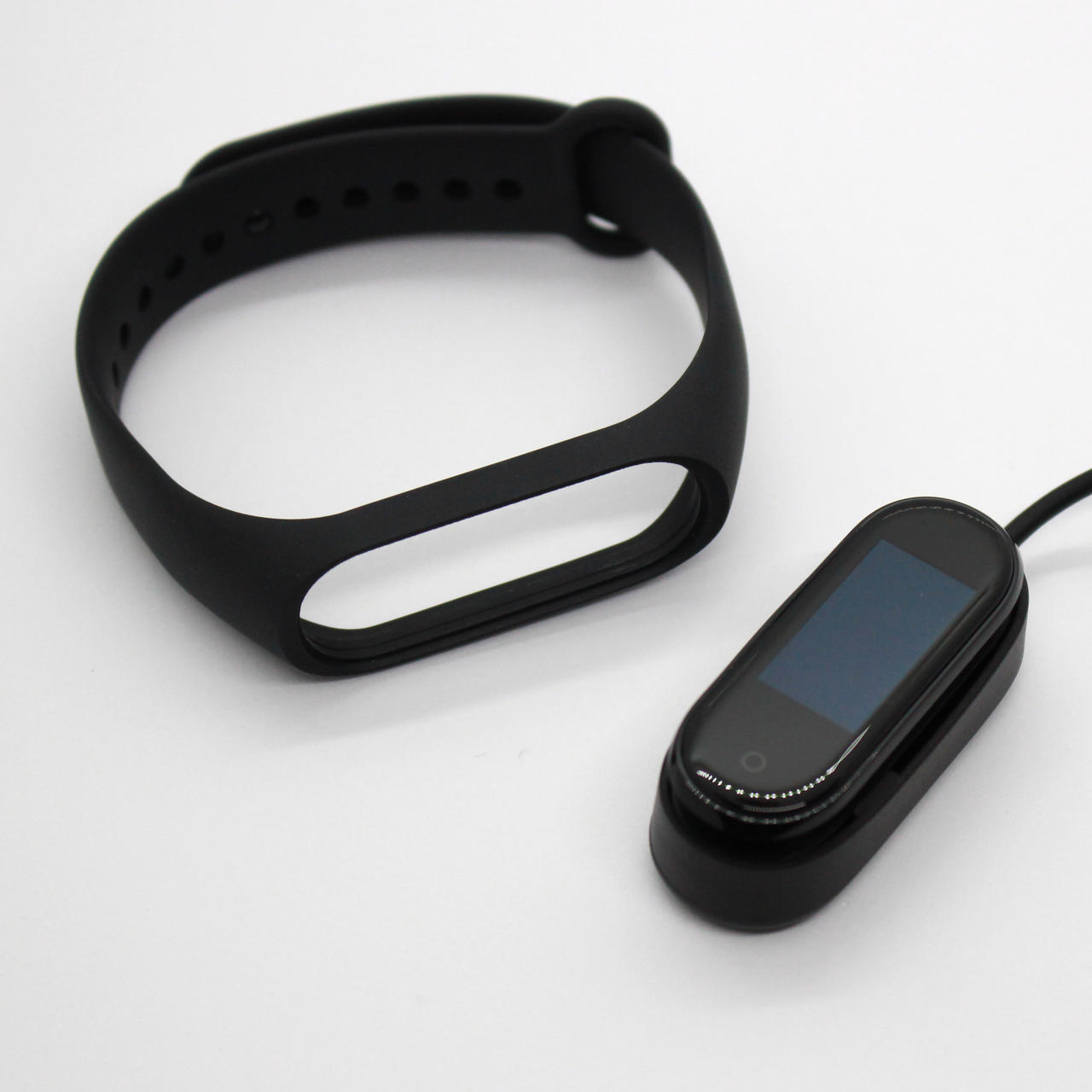 Mi Band 4の充電はバンドから取り外し充電用ドックに載せる