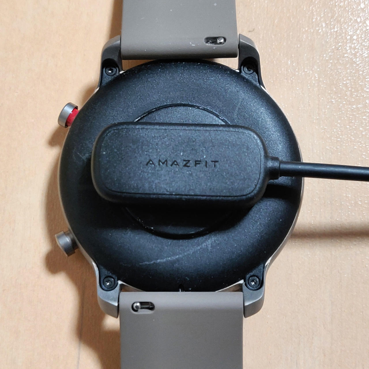 Amazfit GTRはバンドを本体から外さず腕から外してそのままマグネット式の充電コネクタを接続するだけで充電開始