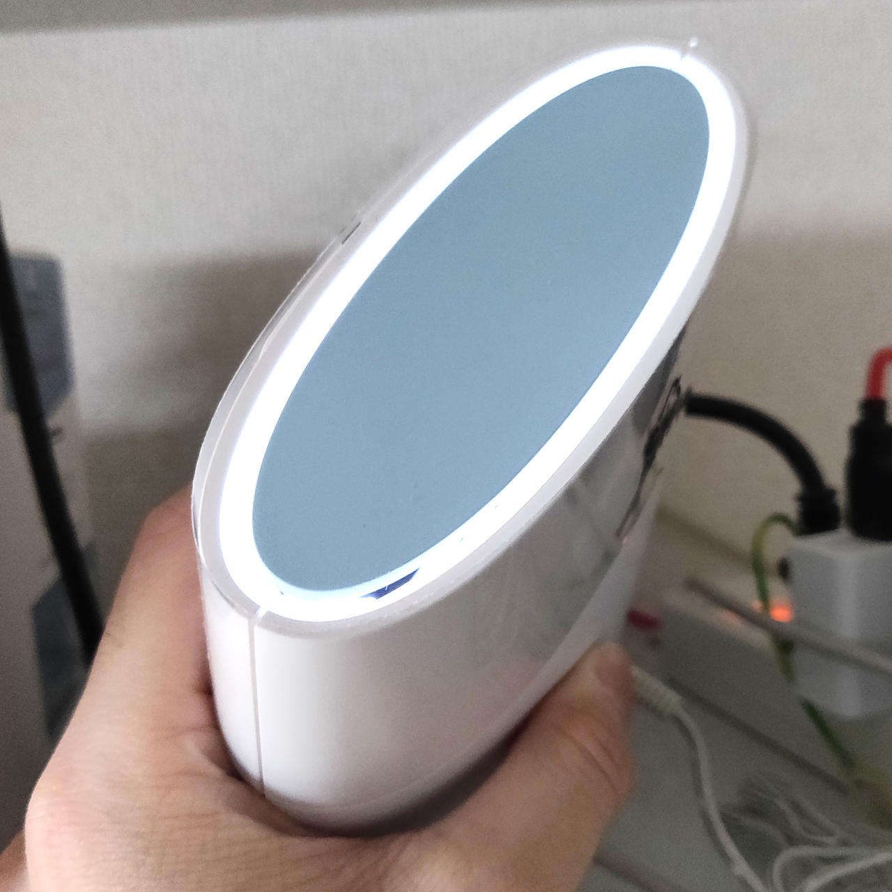 電源を入れるとOrbi Microルータの上部が点滅します