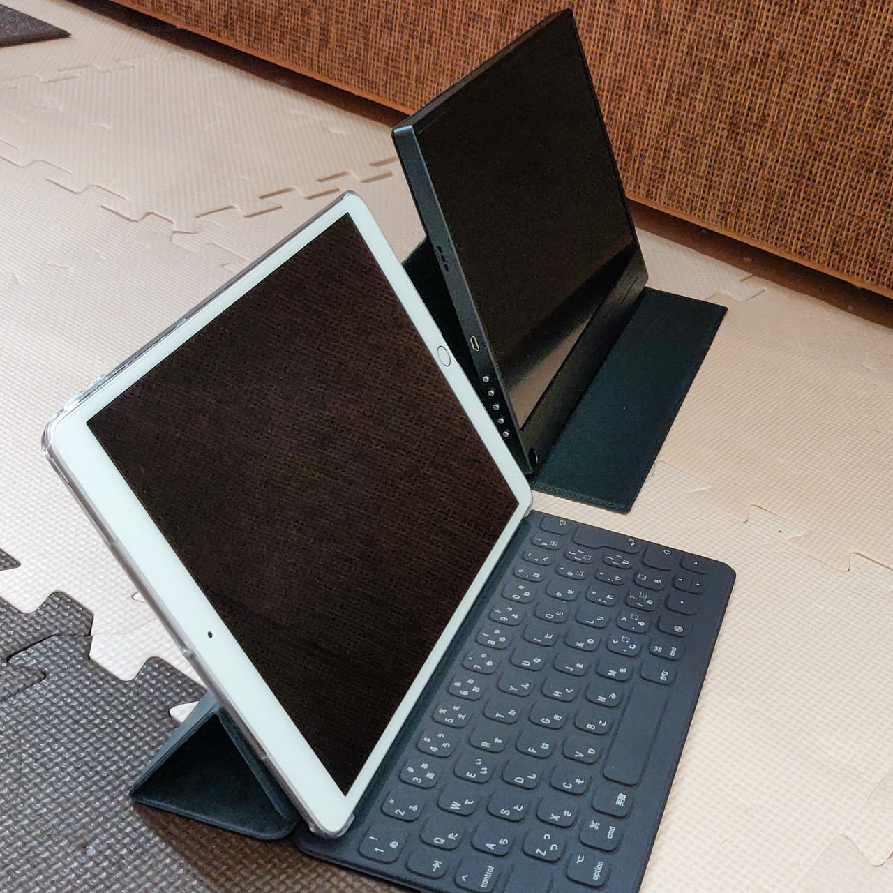 緩やかな傾斜のパターンのモバイルディスプレイをSmart KeyboardをセットしたiPad Airと並べてみました