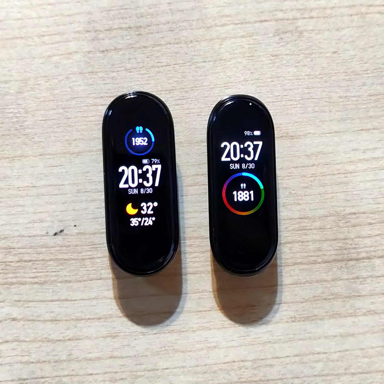 左：Mi Band 5、右：Mi Band 4